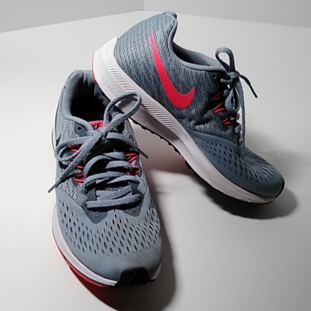 Nike Zoom Winflo 4 athletic shoes